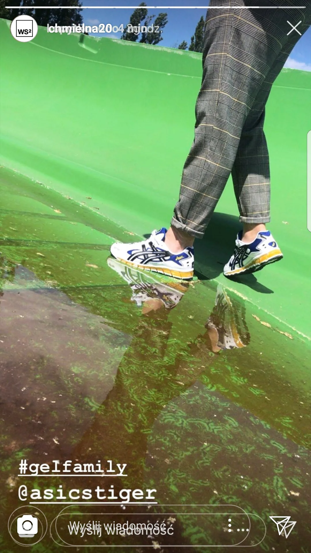 Asics GEL-KAYANO na zielonej konstrukcji w Stoczni Cesarskiej
