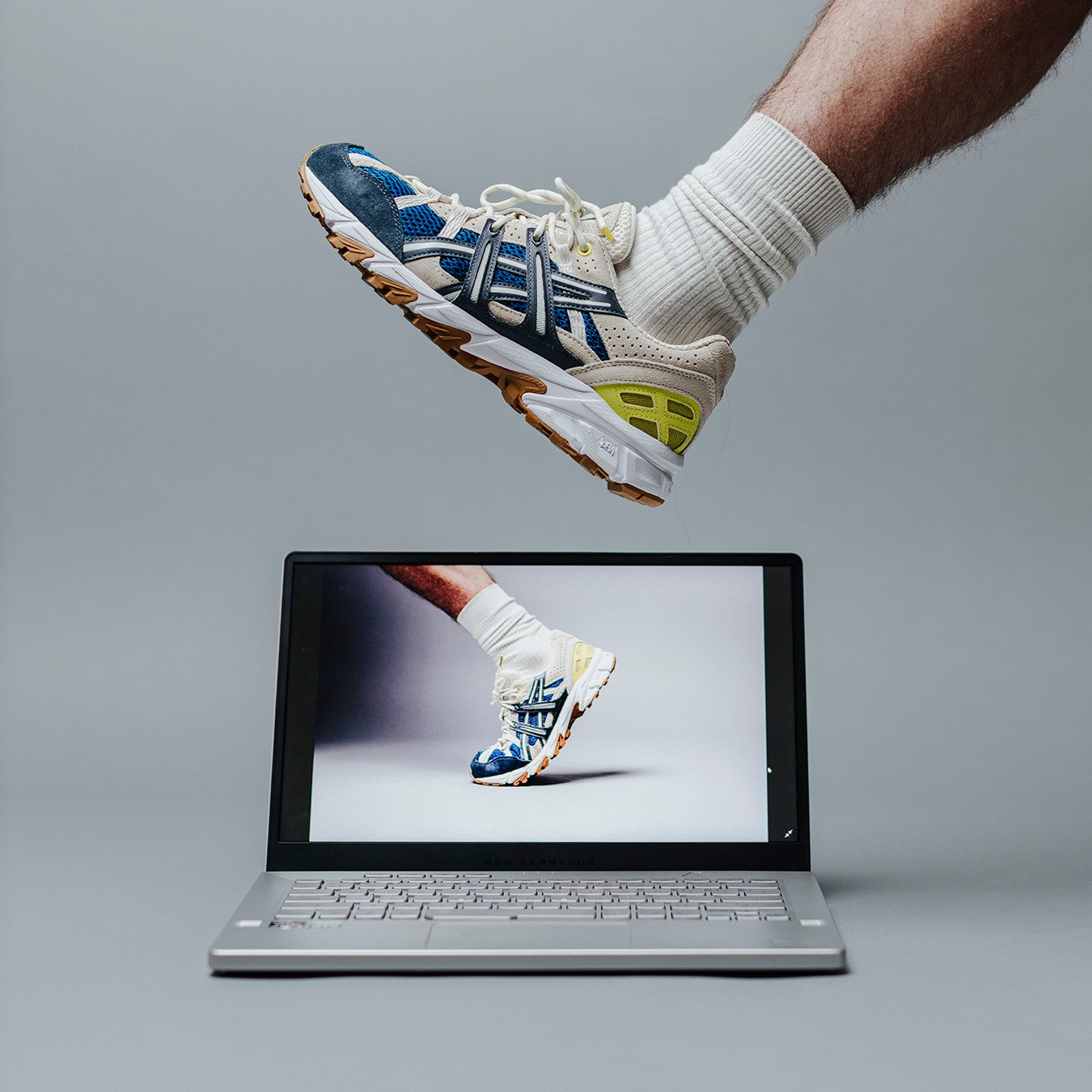 ASUS ROG i sneakersy w sesji produktowej