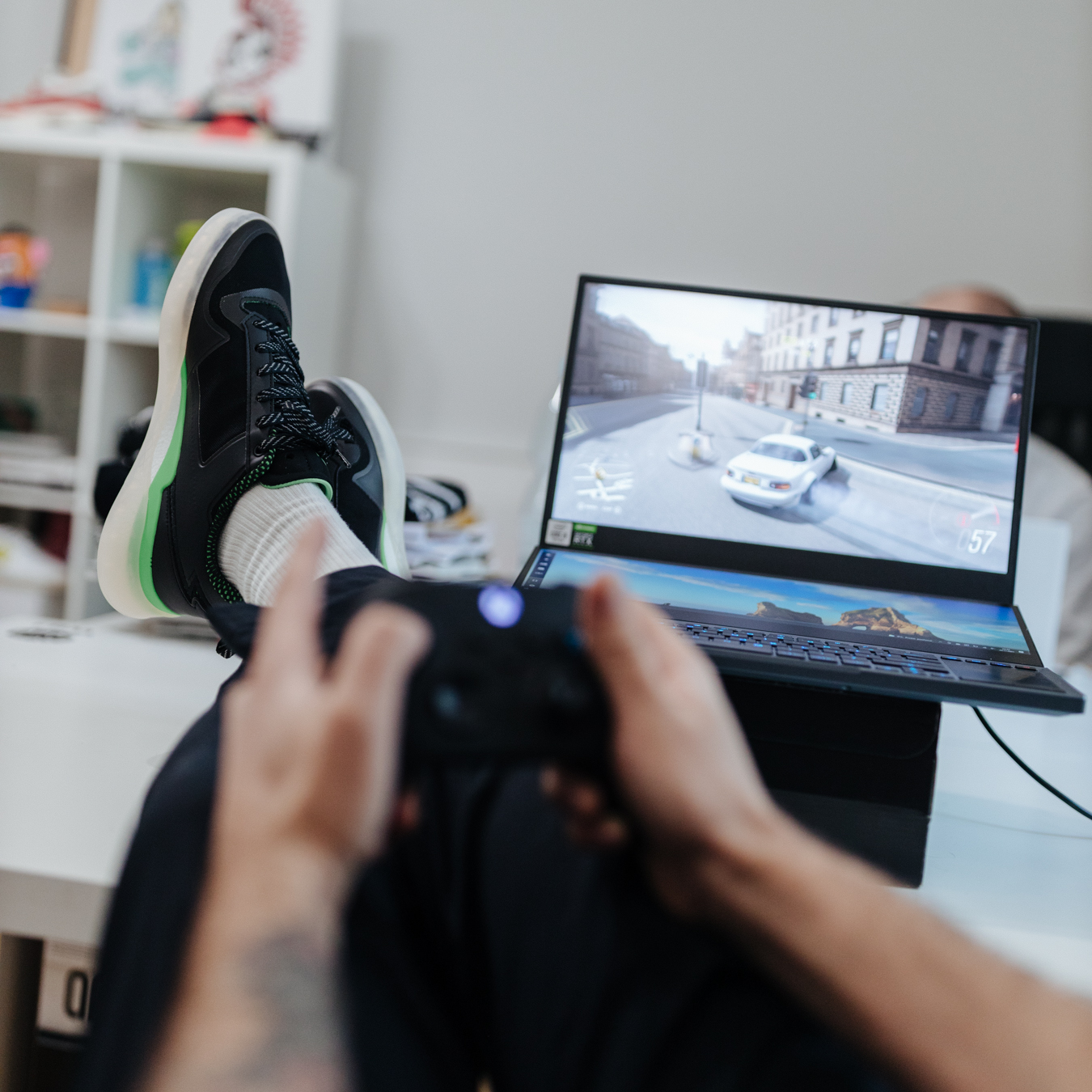 Gaming na laptopie ASUS ROG w sneakerowym kontekście
