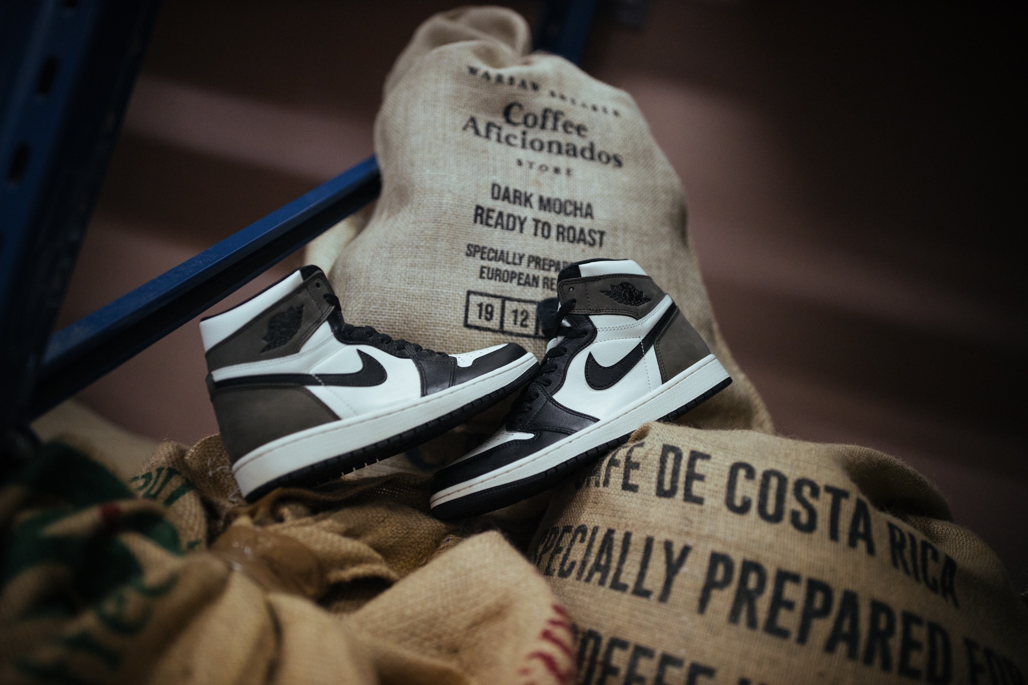 Air Jordan 1 Dark Mocha z kawowym zestawem
