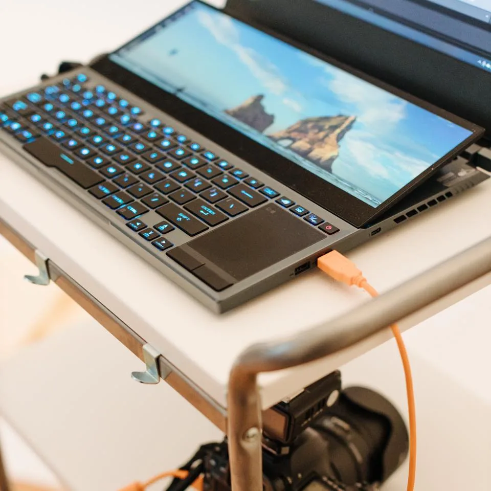 ASUS ROG × WS2 — produkcja / praca z laptopem